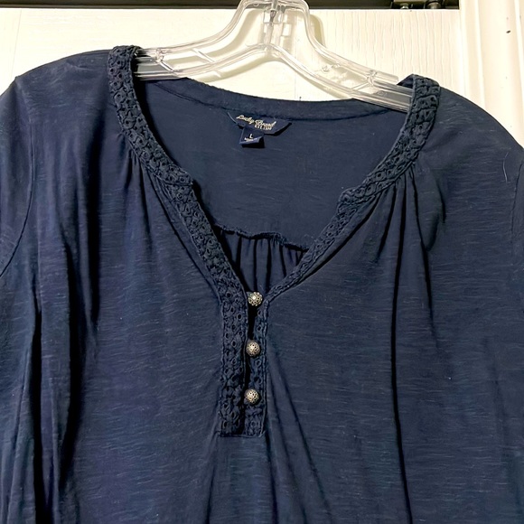 Lucky Brand top long sleeved, embroidered bottom side slits, navy blue - Picture 3 of 3